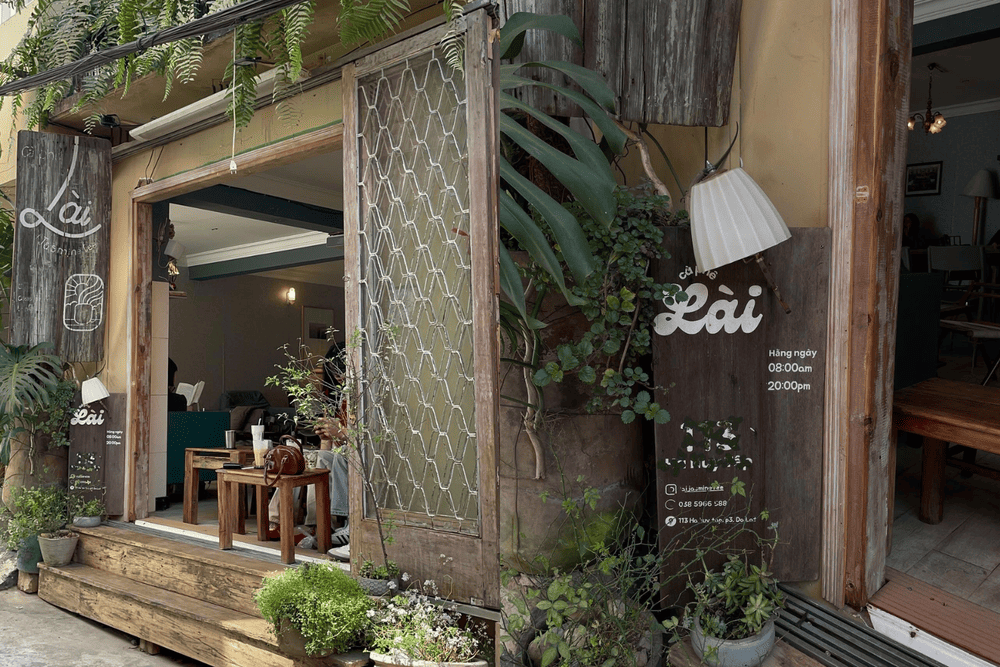 Không gian quán nhỏ nhắn, mang đậm phong cách mộc mạc, vintage (Nguồn: Fanpage Lài - Cà phê địa phương)